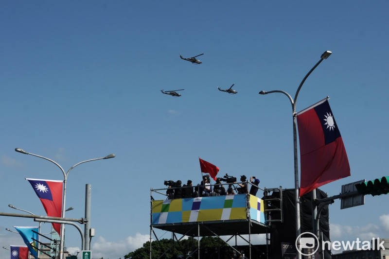 陸軍航空特戰指揮部所屬的AH1W攻擊直升機編隊通過總統府前。 圖:張良一/攝