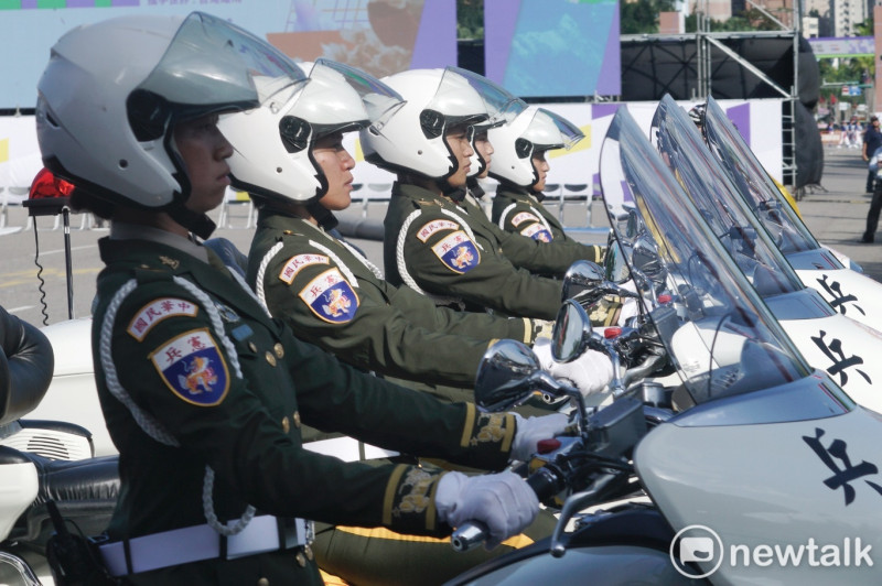 憲兵指揮部快速反應連的女姓憲兵不讓鬚眉,展現 操控大型重機的純熟技巧。 圖:張良一/攝