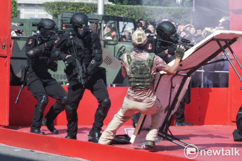 海軍陸戰隊特勤中隊隊員在特勤戰技操演中,進行反恐演練。 圖:張良一/攝