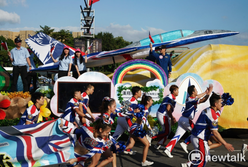漢翔公司花車以「國機國造」作為設計主軸,以新式高教機「勇鷹號」為主視覺,展現漢翔公司在航空工程設計及製作能量,推動「衛我國防」 決心,向民眾傳達漢翔厚植「航太人才」、帶領「產業發展」、落實「國防自主」之使命。 圖:張良一/攝