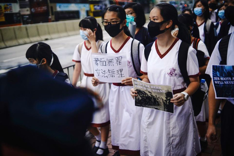 張祝珊中學逾百人遊行聲援被捕學生，有學生戴口罩上學。   圖/翻攝自桑普臉書