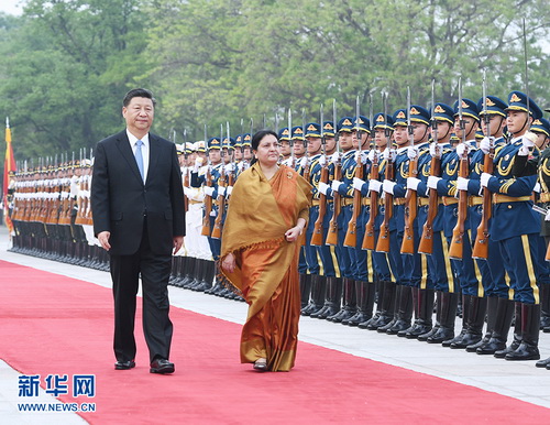中國國家主席習近平（左起）今年4月接待來訪的尼泊爾總統班達里，獲班達里承諾堅持「一個中國」。   圖：翻攝自中國外交部/ 新華網