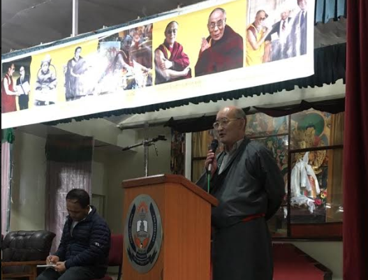 西藏流亡政府安全部長帕巴次仁（右）指尼泊爾可能與中國簽署引渡條約，目標是數萬流亡藏人。   圖：翻攝自西藏流亡政府