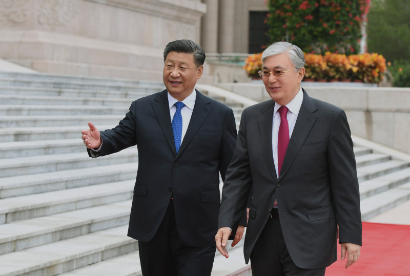哈薩克新代理總統托卡葉夫（右起）9月才訪問中國會見習近平，回國就下令徹查「一帶一路」的爛尾輕軌工桯。   圖：翻攝自哈薩克總統辦公室官網