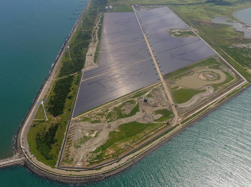 台電去（107）年2月在彰濱工業區興建全國最大的太陽光電場，總佔地約140公頃，全區正式發電後，每年可生產近1.4億度的電力。   圖：台電／提供