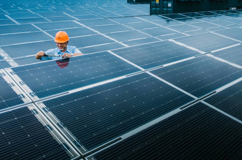 光電廠場址全區使用超過30萬片的高效率太陽能板，自今（108）年3月全數併聯發電後，至今已生產約9千4百萬度綠電。   圖：台電／提供