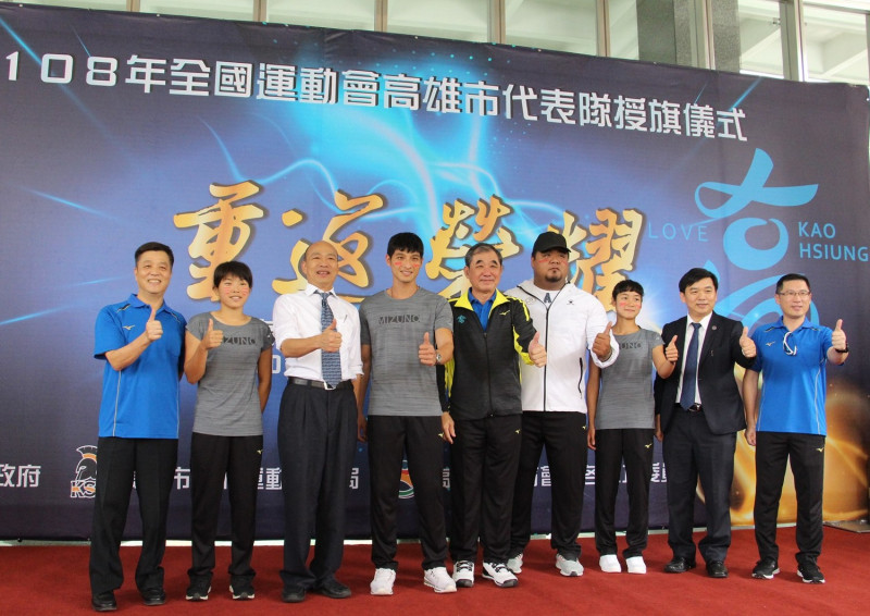 韓國瑜(左三)與全運會代表隊指標選手。   圖：高雄市政府／提供