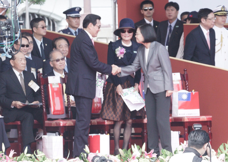總統蔡英文與前總統馬英九握手致意。   圖：張良一/攝