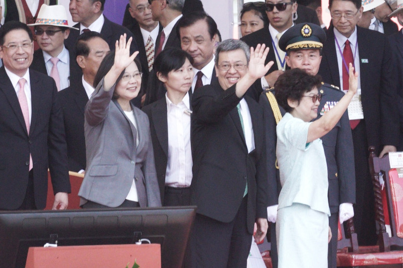 典禮結束，總統蔡英文與副總統陳建仁向大眾揮手致意。   圖：張良一/攝