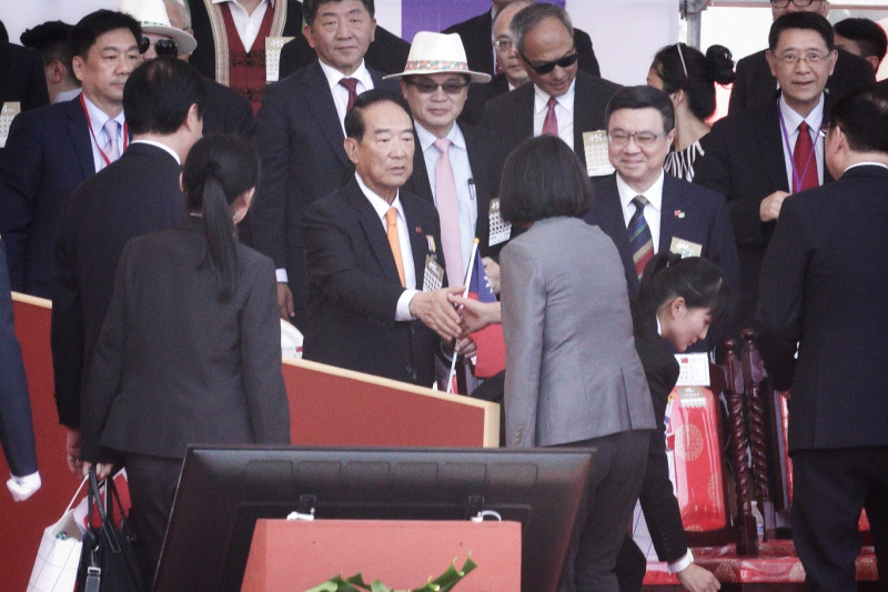 總統蔡英文在國慶大會後，向親民黨主席宋楚瑜握手致意。   圖：張良一/攝