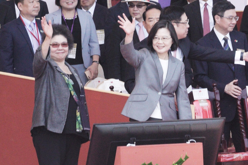 總統蔡英文與總統府秘書長陳菊向大眾揮手致意。   圖：張良一/攝
