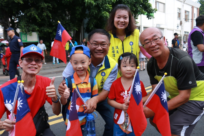 王啟澧與手持國旗的民眾合影。   圖：王啟李競選團隊/提供