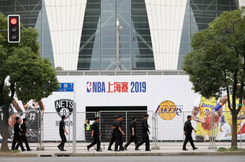 NBA在中國上海的賽事，詹姆斯（LeBron James）帶領湖人隊對陣厄文（Kyrie Irving）領軍的籃網隊對戰。 圖 : 翻攝自微博