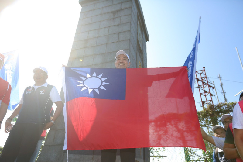 新北市長侯友宜10日率市府團隊爬觀音山，用另一種方式慶祝國慶日。   圖：新北市政府/提供