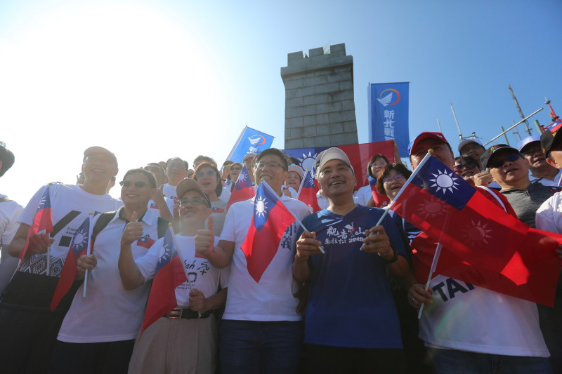 新北市長侯友宜10日率市府團隊爬觀音山，用另一種方式慶祝國慶日。   圖：新北市政府/提供