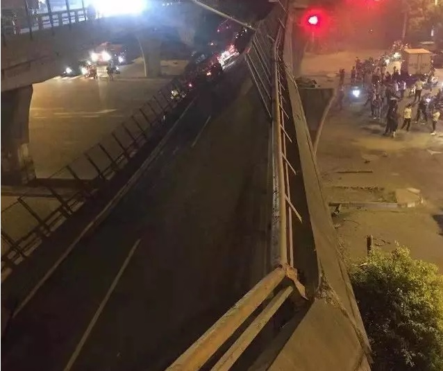 中國江蘇省無錫市日前晚間發生國道高架橋坍塌事件，如今卻傳出當地公安阻止記者採訪，引起關注。   圖：翻攝自微信