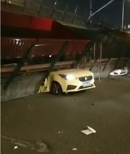 中國江蘇省無錫市今（10）晚發生國道高架橋坍塌事件，底下平面道路行駛車輛不幸被壓毀。   圖:翻攝自微信