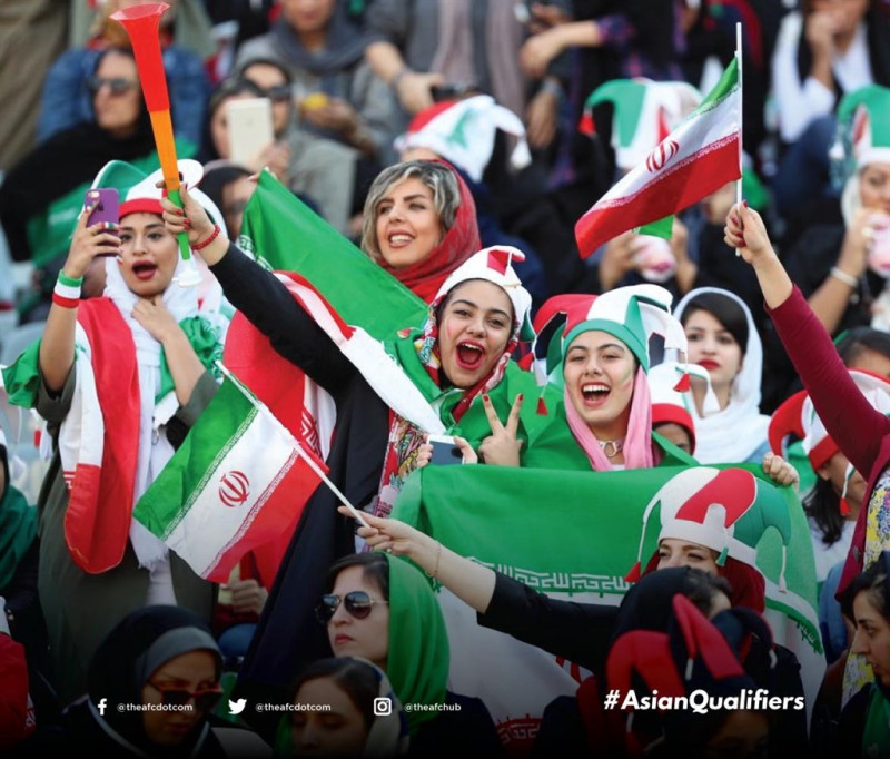 伊朗女性40年來首次在首都德黑蘭國家體育場觀看國家足球隊比賽。   （圖取自twitter.com/theafcdotcom）