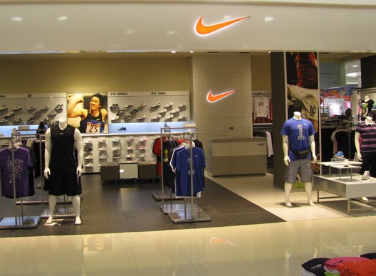 美國運動服飾品牌Nike4日宣布暫時在中國關閉約一半直營門市。   圖：翻攝自中服網