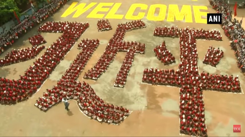 印度清奈（Chennai）一間學校派出兩千名學生排字歡迎中國主席習近平的到來。   圖：翻攝自NDTV Youtube