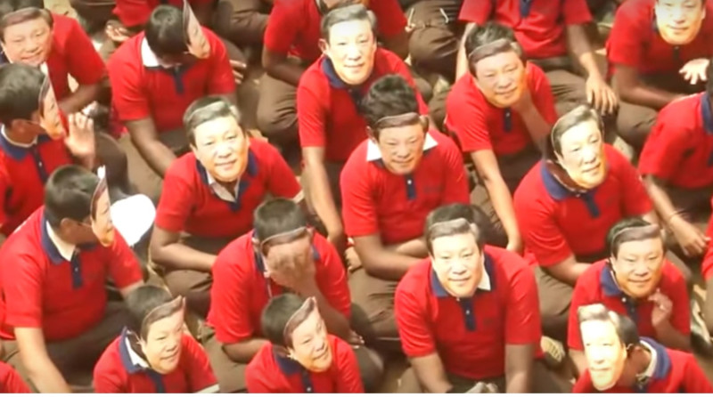 兩千名學生紛紛戴起習近平的面具，畫面相當奇特。   圖：翻攝自NDTV Youtube