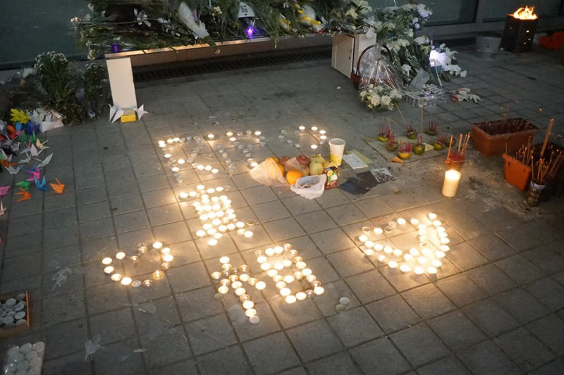 死者生前就讀調景嶺香港知專設計學院的同學，今晚在校內的設計大道發起悼念活動，有人用蠟燭排出「RIP」及「真相」字樣，並排隊上香。   圖：截取自立場新聞臉書