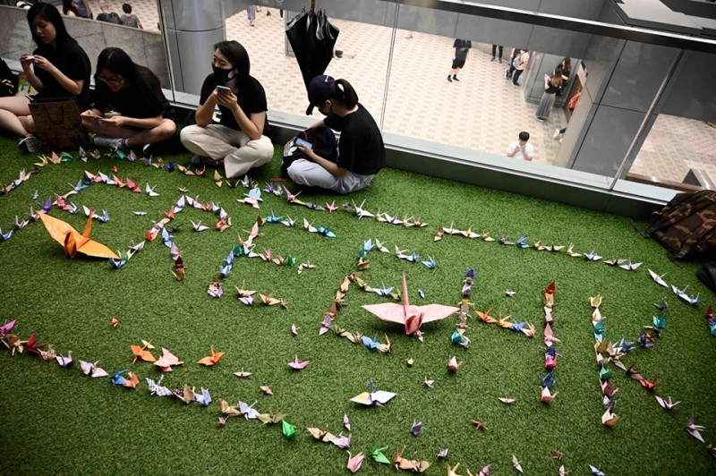 晚上有香港市民在葵芳新都會廣場聚集，摺紙鶴和唱歌叫口號，有人用紙鶴排出「FREE HK」字樣。   圖：截取自立場新聞臉書