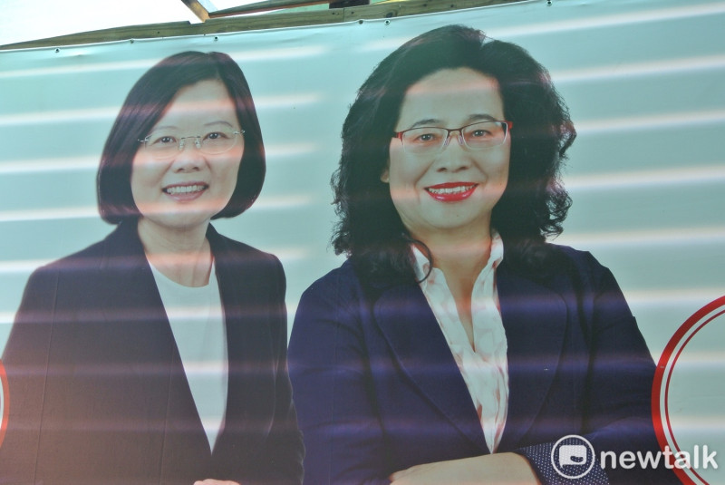 台中市第八選區立委候選人翁美春獨特的「澎澎」髮型，與小英的「清湯掛麵」形成強烈對比，讓選民印象深刻。   圖：唐復年/攝