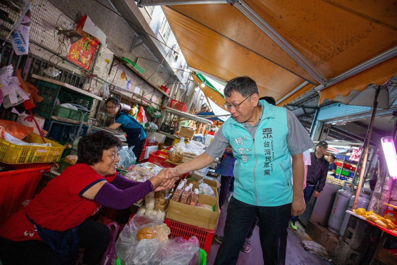 台北市長柯文哲12日走訪宜蘭羅東開元市場。   圖：柯粉俱樂部／提供