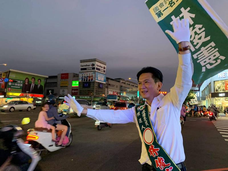 台南市立委林俊憲將自己與「蔡賴」三人的合照登上競選看板，引起外界討論。   圖：翻攝自林俊憲臉書