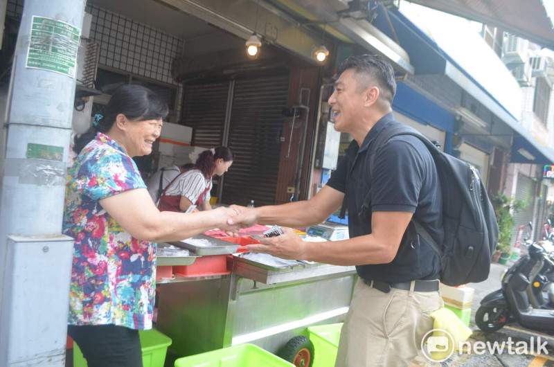 嘉義市議員凌子楚投入立委選戰，展開「一日行腳」苦行僧式的拜票。   圖：蔡坤龍/攝