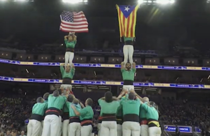 勇士隊主唱日前出現一群來自西班牙加泰隆尼亞的表演者，在賽前表演中展示了美國國旗及加泰隆尼亞獨立旗，引起爭議。   圖：翻攝自youtube