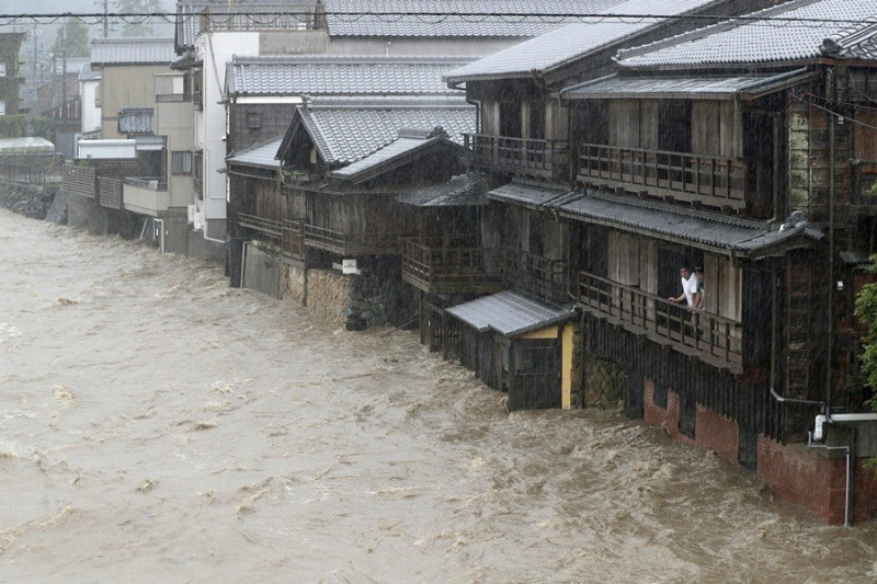 颱風哈吉貝帶來雨勢造成日本三重縣五十鈴川水位氾濫，伊勢市住宅整排泡在水中。（共同社提供）   圖：中央社