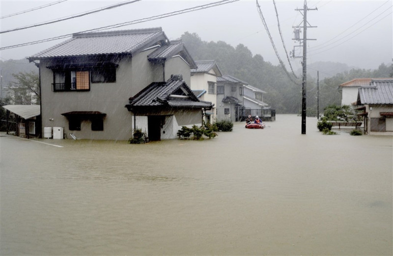 颱風哈吉貝襲日本，12日傍晚到晚間之間可能登陸。圖為三重縣伊勢市住宅區因雨勢過大淹水。（共同社提供）   圖：中央社