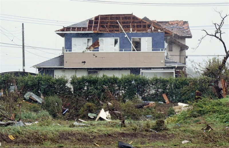 颱風哈吉貝12日晚間將近7時（台灣時間6時）從日本靜岡縣伊豆半島登陸，颱風登陸前，千葉縣市原市上午出現疑似龍捲風的強陣風。（共同社提供）   圖：中央社