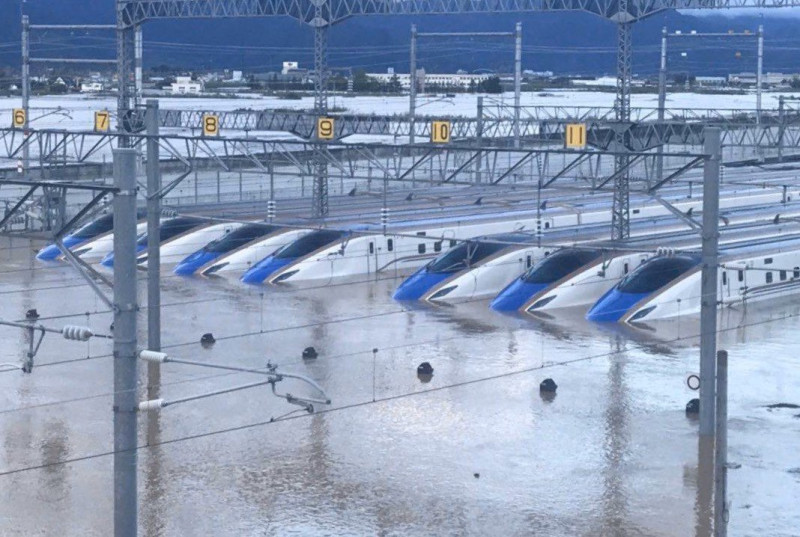 哈吉貝侵襲日本，停放機廠內120節北陸新幹線車廂泡水。   圖：擷自giulio推特