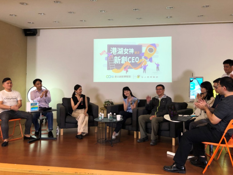 民主進步黨主席卓榮泰偕同立法委員參選人高嘉瑜一同前內湖的「台北創新實驗室」參訪，了解新創產業的現況與難處。　　　   圖 :	民進黨提供