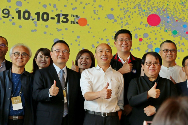 高雄市長韓國瑜(前排右2)與國家表演藝術中心董事長朱宗慶(前排右1)等人。   圖：高雄市政府/提供