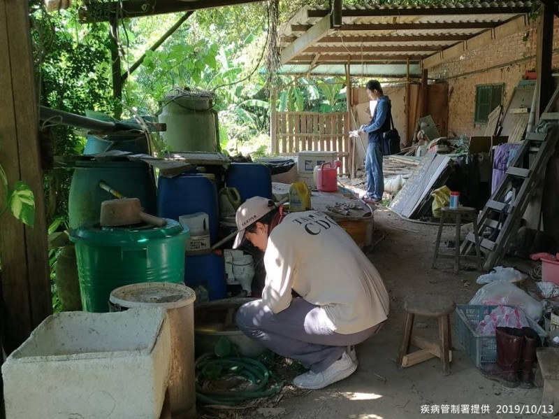 疾管署防疫人員持續加強樹林區坡內里個案住家及菜園周邊病媒蚊調查。   圖：疾管署／提供