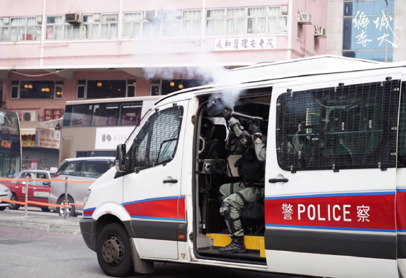 荃灣沙咀道防暴警察施放催淚彈。   圖：翻攝自成大編委