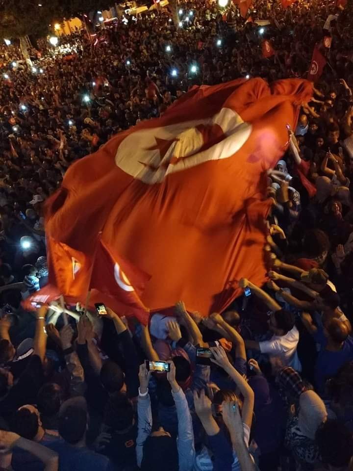 突尼西亞總統大選幾乎底定，候選人薩伊德的支持者在街頭興奮慶功。   圖：翻攝自薩伊德臉書