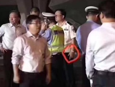 有網友發現，在江蘇無錫高架橋崩塌當天，一名無錫公安局手上配戴400萬名錶，引起外界矚目。   圖：翻攝自微信