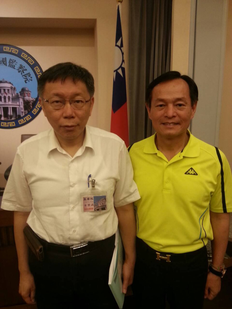李余典（右）與民眾黨主席柯文哲（左）合照。   圖：翻攝自李旻蔚臉書