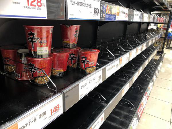 今年第19號颱風哈吉貝周末侵襲日本，民眾至超市將商品搶購一空，卻不買韓國泡麵。   圖:翻攝自微博