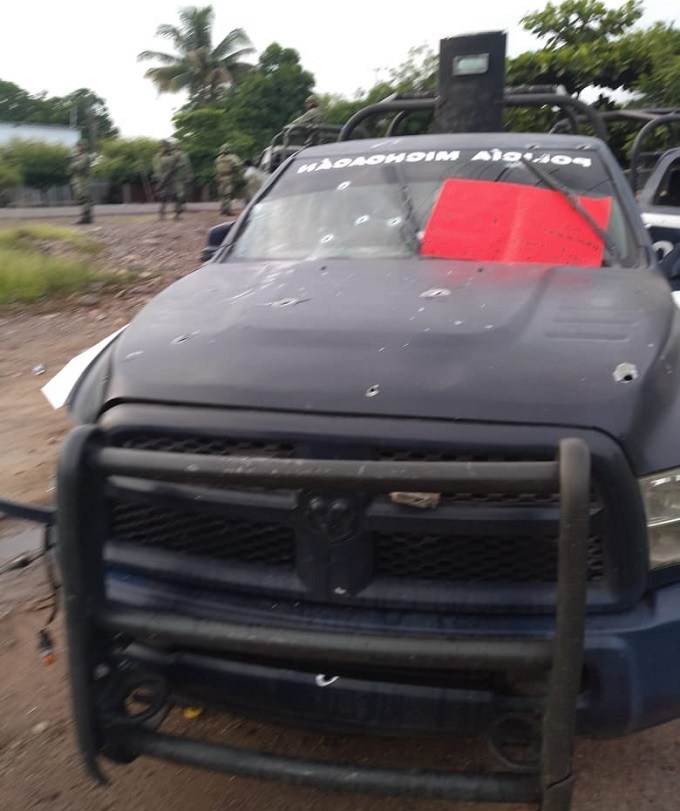 墨西哥驚傳黑幫殺警案，有14名員警殉職，現場車輛滿是彈孔。   圖：翻攝自lopezdoriga.com