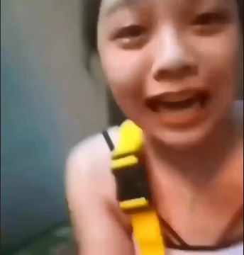 香港參與反送中運動的15歲少女陳彥霖生前自拍影片曝光，她在片中強調自己是香港人，會跟手足同進退。   圖：翻攝自網路影片