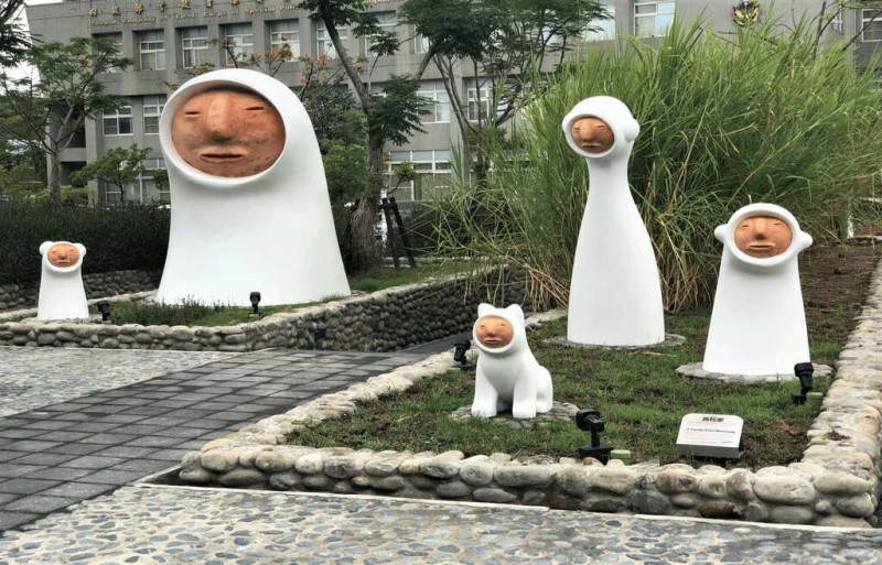 公共藝術「蔦松家」以人面陶偶為創作元素，看起來超療癒。   圖：翻攝自台南旅遊網