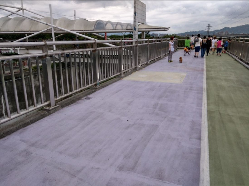 新的橋面將採以水泥拉毛鋪面，回歸水泥灰階原色的樸實感。   圖：翻攝自高灘地工程管理處網站