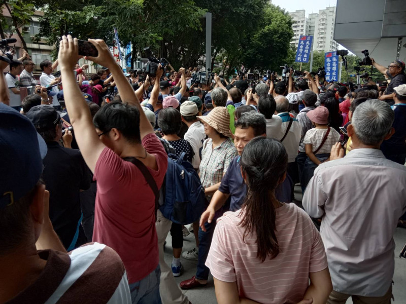 數百位支持者在鳳山行政中心迎接韓國瑜即將展開「平民土地之旅」。   圖：孫家銘／攝