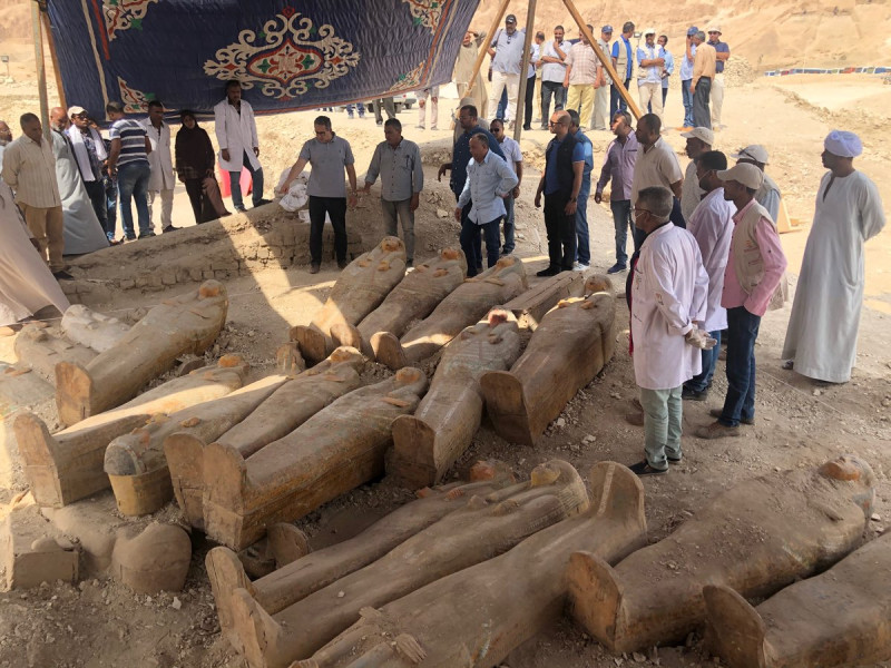 埃及古城底比斯出土至少具千年古棺，成為近年來最大、最重要的考古發現。   圖：翻攝自埃及古文物部推特